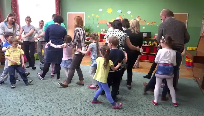 Zabawy integracyjne dla rodziców i dzieci, które wzmocnią Waszą więź