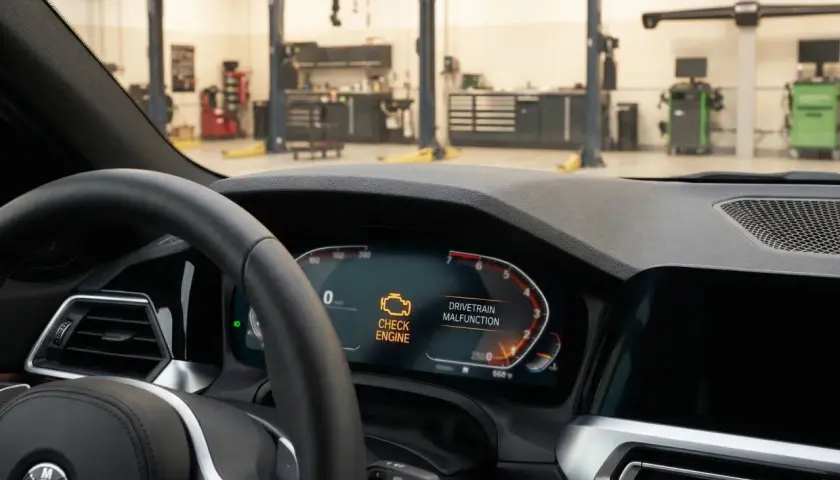 Na desce rozdzielczej BMW świeci się kontrolka "CHECK ENGINE" i komunikat "DRIVETRAIN MALFUNCTION".