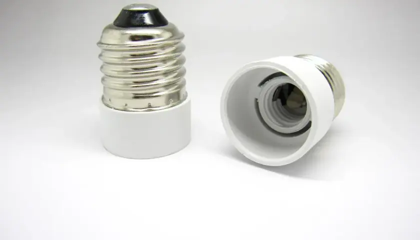Dos adaptadores de portalámparas, uno vertical y otro horizontal, listos para convertir un casquillo E27 a E14.