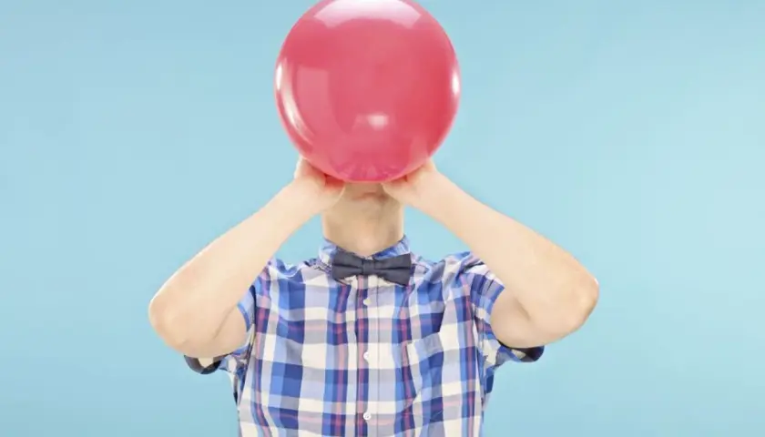 Ćwiczenie oddechu, jak dmuchanie w balon, to świetny sposób na to, jak zwiększyć pojemność płuc.