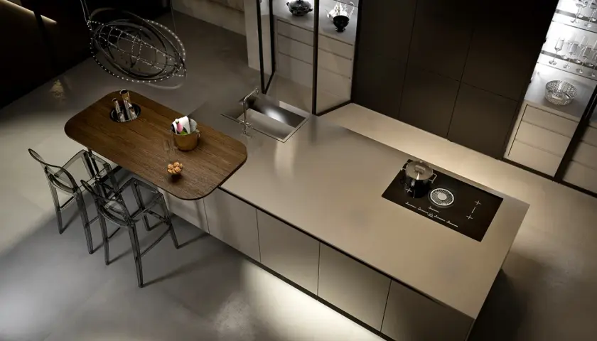 Un'elegante cucina moderna con isola centrale in acciaio spazzolato, piano a induzione e un'area snack in legno. Perfetta per chi ama lappare in cucina con stile.