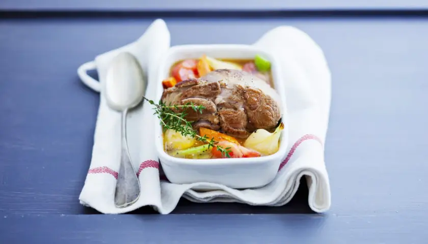 Un plat de gigot de 7 heures, tendre et savoureux, mijoté avec des légumes racines et des herbes fraîches.
