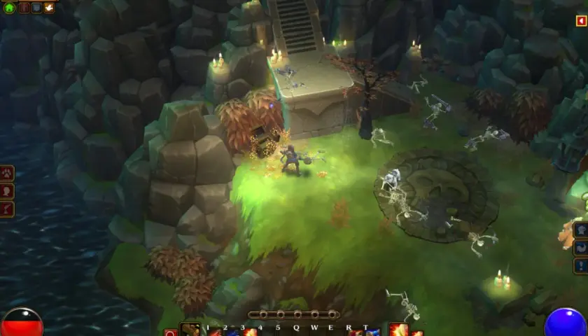 Postać walczy ze szkieletami w jaskini. To fragment poradnika Torchlight 2.