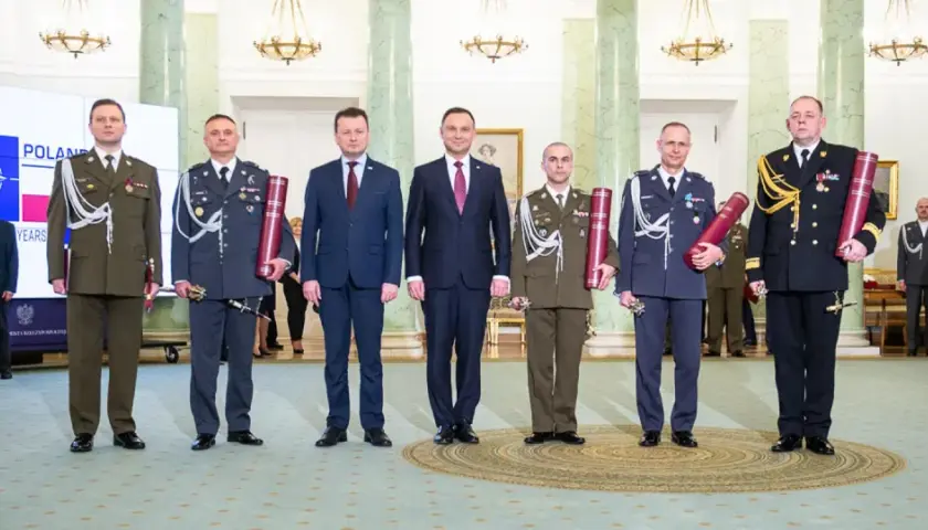 Prezydent Duda wręcza nominacje wojskowe. Wśród odznaczonych jest najwyższy generał w Polsce.