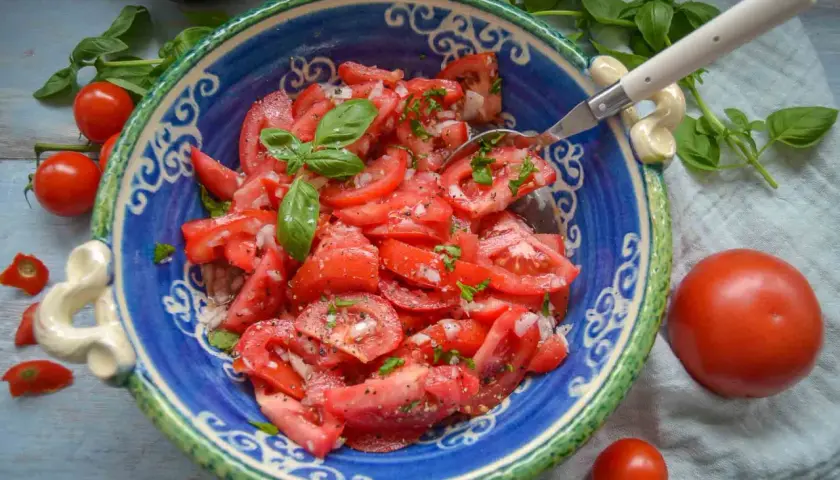 Frischer Tomatensalat mit Zwiebeln und Basilikum, ein einfaches tomatensalat rezept.