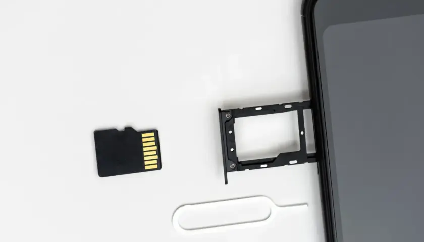 Micro SD-Karte neben SIM-Karten-Schlitten und Werkzeug. Die Micro SD-Karte wird nicht erkannt.