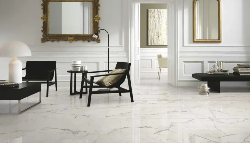 Un elegante soggiorno con pavimenti in gres porcellanato levigato che riflettono la luce, mobili moderni e specchi dorati.