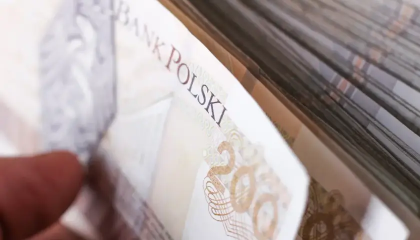 Stos banknotów "BANK POLSKI" i cyfra "200". Czy to odpowiedź na pytanie mikrorachunek podatkowy co to?