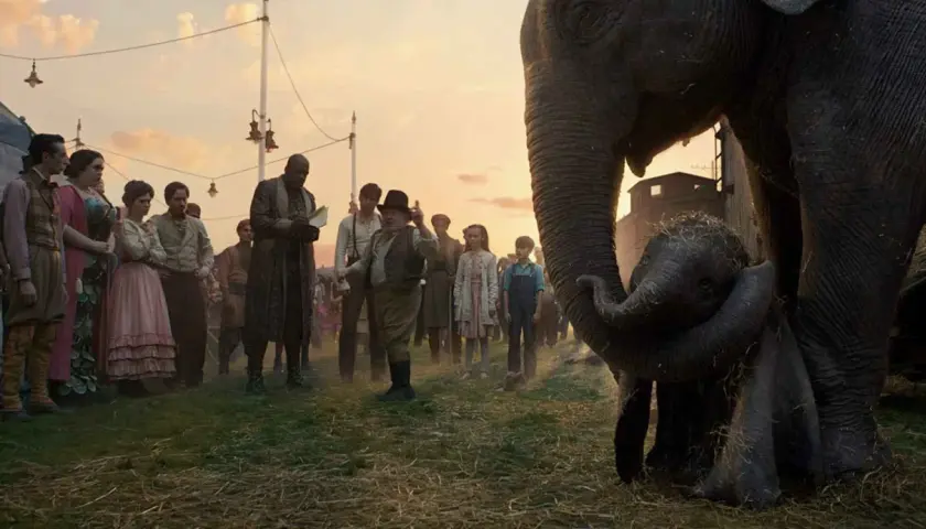 La commovente storia di Dumbo, un elefantino con grandi orecchie, protetto dalla madre in un circo al tramonto.
