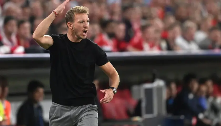 Trener reprezentacji Niemiec, Julian Nagelsmann, w emocjonalny sposób instruuje zawodników.