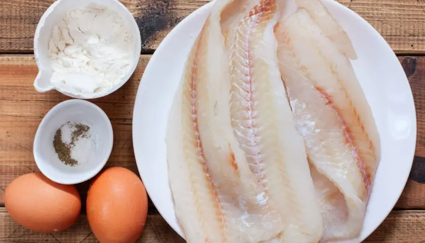 Świeże filety rybne, jajka, mąka i przyprawy gotowe do przygotowania pysznego ceviche.