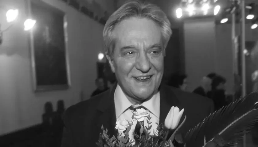 Uśmiechnięty Jerzy Grałek z bukietem kwiatów. Nieznana jest przyczyna, na co zmarł.