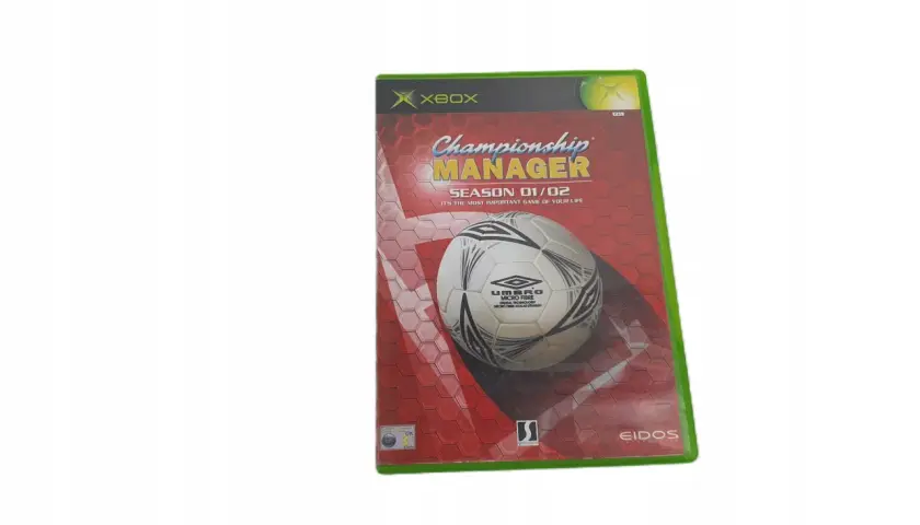Okładka gry Championship Manager 01/02 na konsolę Xbox z piłką nożną.