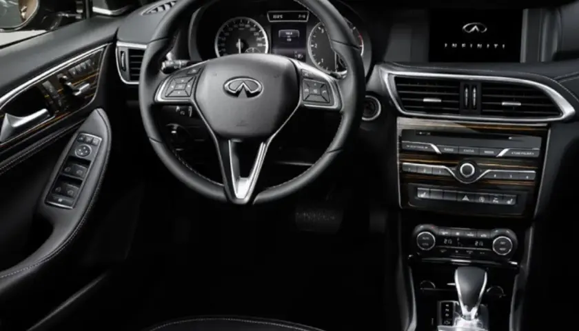 Interior de un Infiniti QX30, con volante, pantalla y consola central. Se discuten los **infiniti qx30 problemas** comunes.