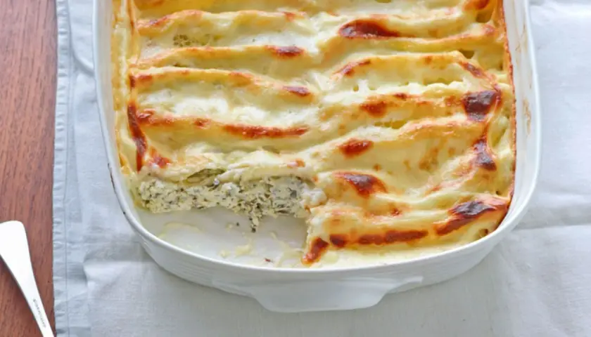 Cannelloni ricotta-spinat italienisch, überbacken mit cremiger Käsesauce, goldbraun gebacken.