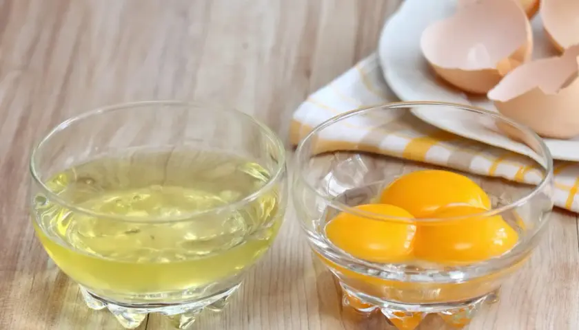 Deux bols en verre : l'un avec des blancs d'œufs, l'autre avec trois jaunes. Idéal pour tester le temps de cuisson des blancs en neige au micro-ondes.