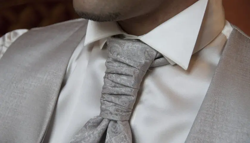 Jakie są modne krawaty? Odkryj najnowsze trendy i kolory