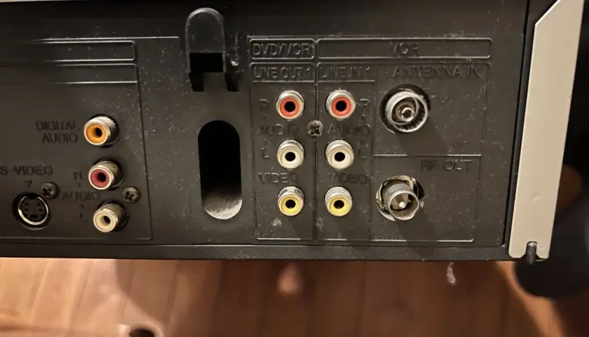 Złącza DVD/VCR, wejścia i wyjścia audio/wideo, antena i RF OUT na tylnym panelu urządzenia.