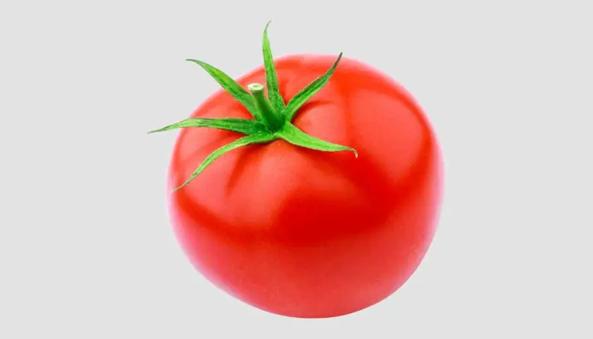 Soczysty, czerwony pomidor dla niemowlaka, gotowy do podania.