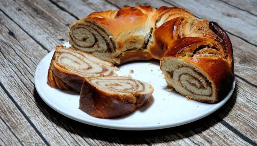 Pyszna strucla z kakao, upieczona w kształcie warkocza, z widocznymi spiralnymi nadzieniami.
