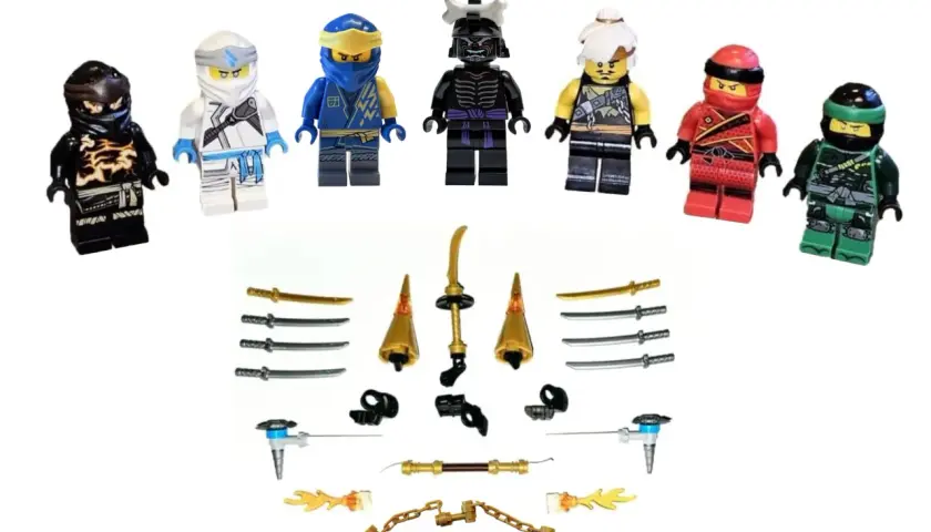 Sechs bunte Ninjago Charaktere stehen bereit, mit ihren Waffen für den Kampf.