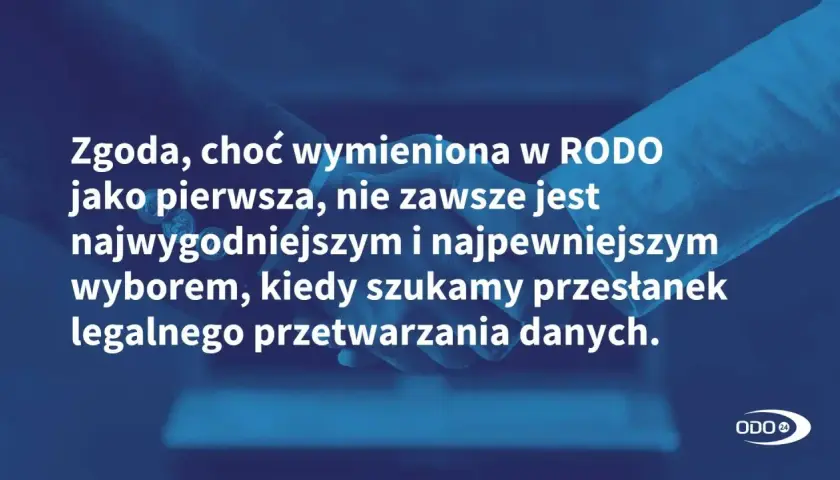 Dwie dłonie ściskają się, symbolizując umowę. Tekst informuje, że zgoda na przetwarzanie danych osobowych, choć kluczowa w RODO, nie zawsze jest najłatwiejszym rozwiązaniem.