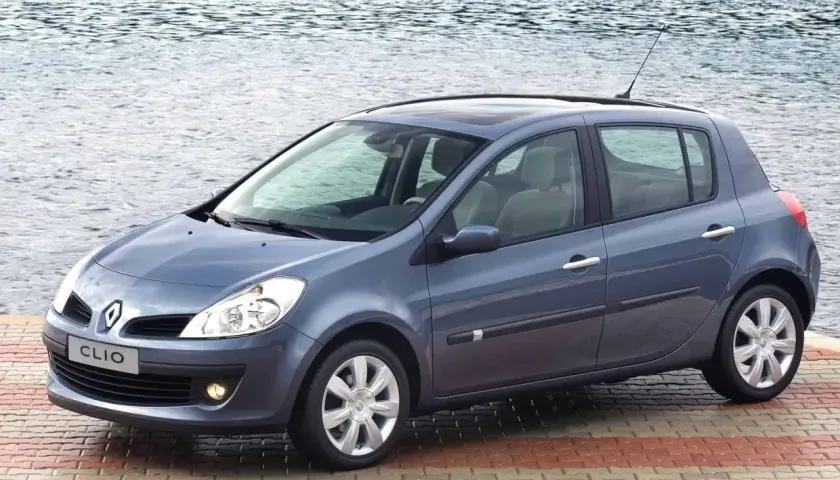 Niebieski Renault Clio 3 na tle wody, z widocznym rozmiarem opon.