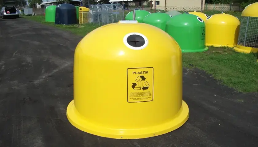 Żółty pojemnik: Co wrzucać? Segreguj plastik i metal bez błędów!