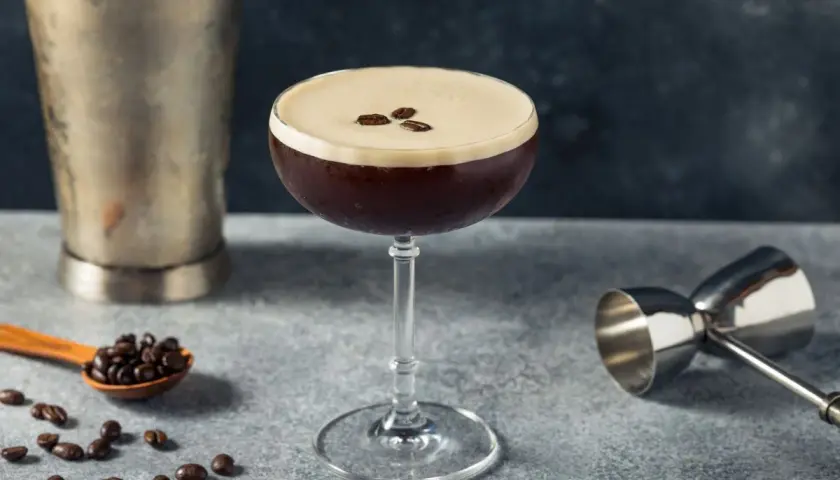 Drinki z kawą: Zrób kultowe Espresso Martini i inne hity w domu