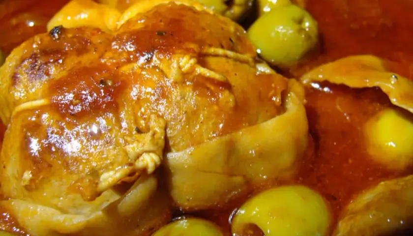 Paupiettes de veau en sauce, baignant dans un jus savoureux avec des olives vertes. La cuisson mijotée promet un plat tendre et parfumé.