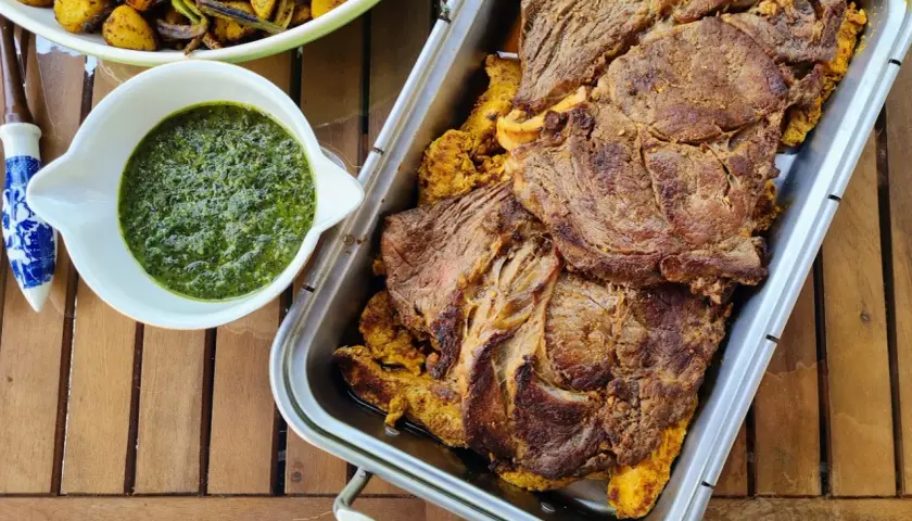 Basse côte marinée pour barbecue, servie avec une sauce verte et des pommes de terre rôties. Un délice !