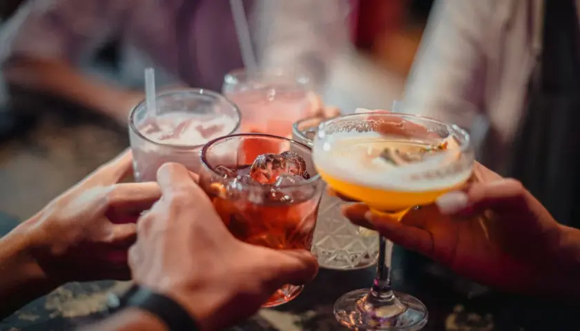 Ile kcal ma alkohol? Sprawdź kalorie w popularnych napojach