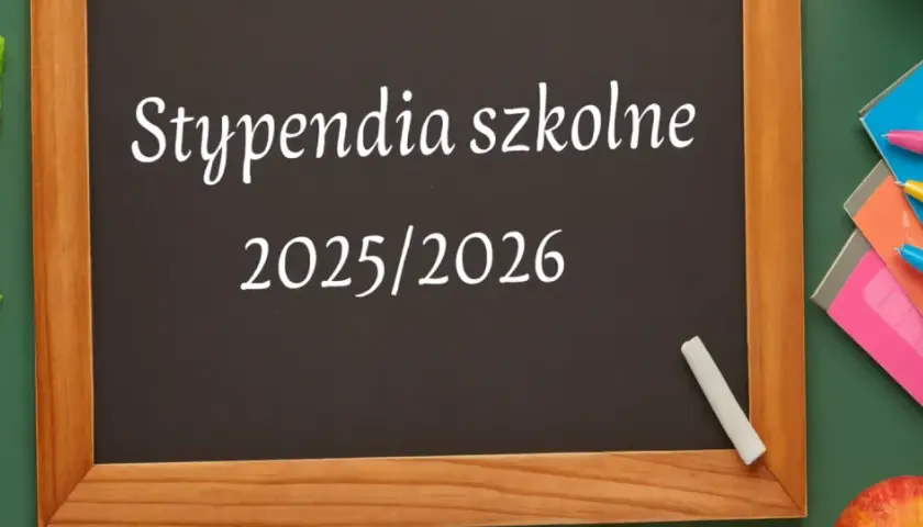 Tablica z napisem "Stypendia szkolne 2025/2026". Obok przybory szkolne. Czy stypendium szkolne wlicza się do dochodu?