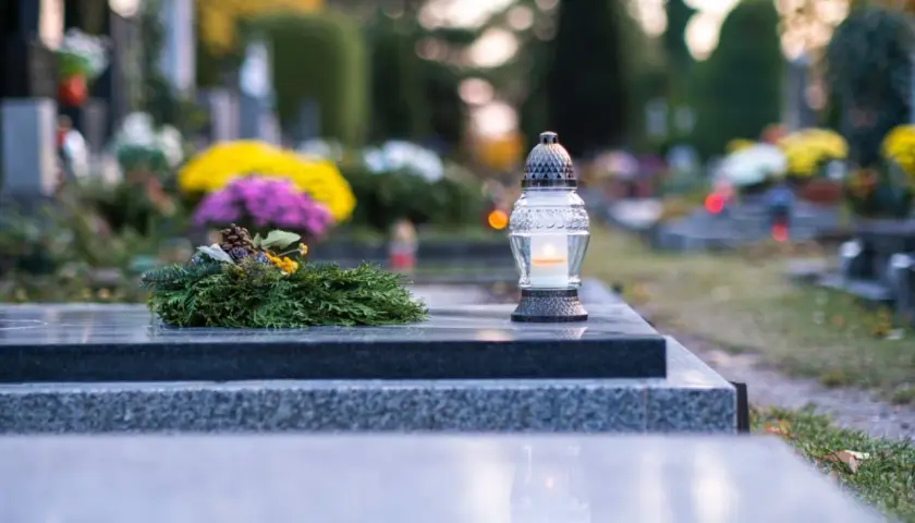 Jak zabezpieczyć kwiaty na cmentarzu przed kradzieżą i uniknąć straty