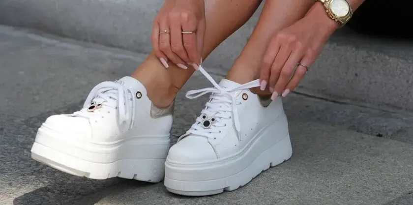 Co to są buty sneakersy? Odkryj ich cechy i stylowe zastosowanie
