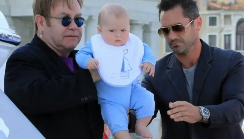 Elton John z dziećmi, w tym z synem Zacharym, podczas rodzinnego spaceru.