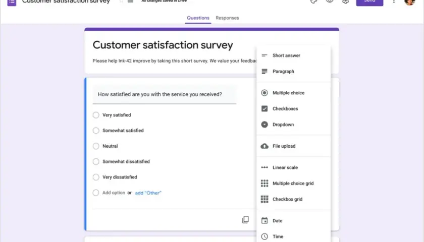 Google Forms-Oberfläche zum Erstellen eines Kundenbefragungs-Quizzes mit verschiedenen Antwortoptionen wie Multiple Choice oder Textfeld.