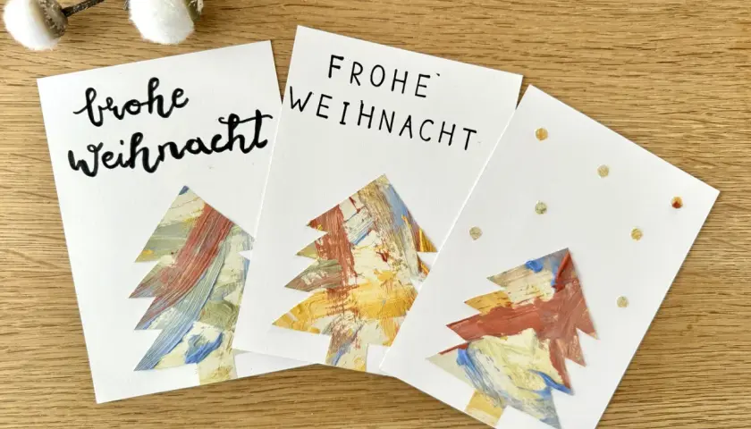 Tolle weihnachtskarten ideen selber machen: drei Karten mit bunten, gemalten Bäumen und Weihnachtsgruß.
