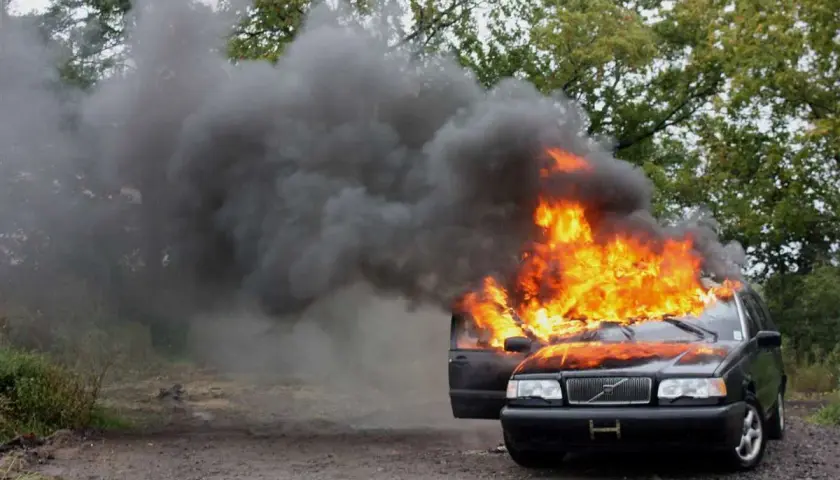 Auto in fiamme, un incubo dopo 10 anni. La copertura incendio e furto è fondamentale per proteggersi da eventi imprevisti.