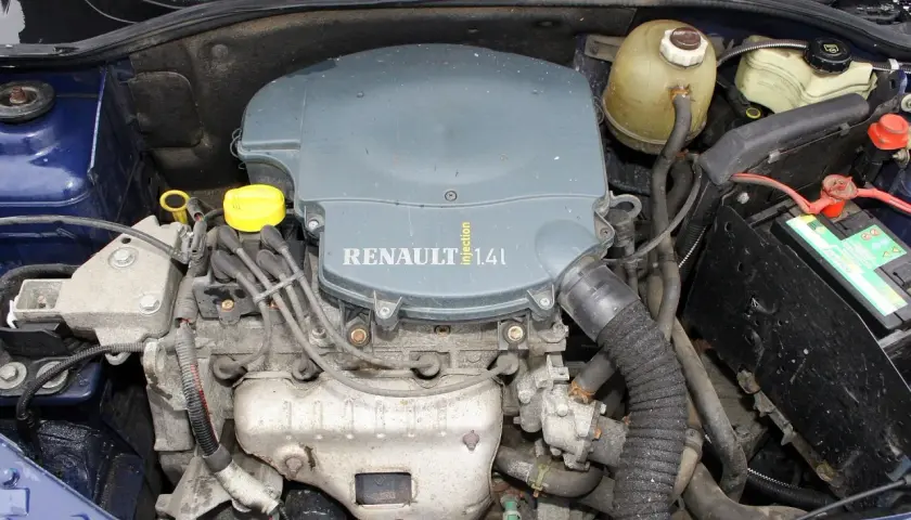 Silnik Renault Thalia 1.4 Injection, widok z góry. Widać akumulator, zbiorniczek płynu chłodniczego i elementy osprzętu.