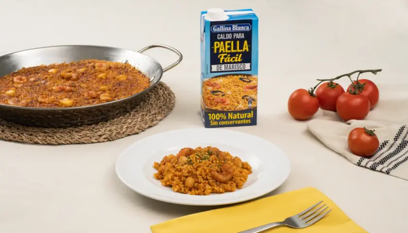 Paella de marisco lista para servir, con un caldo para paella fácil de Gallina Blanca. Una deliciosa arroz a banda receta.