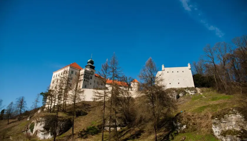 Zamek na skale, idealne z fajnych miejsc w Małopolsce na weekend. Piękny widok i historia.