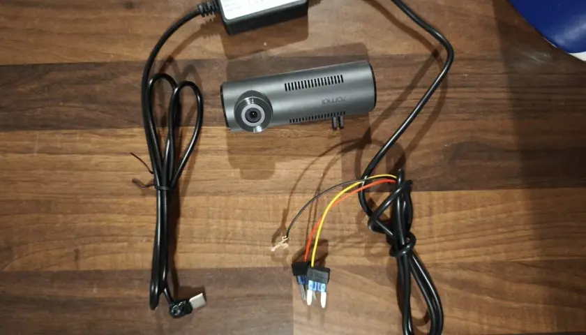 Zestaw 70mai hardwire kit jak podłączyć: wideorejestrator, moduł zasilania i bezpieczniki.