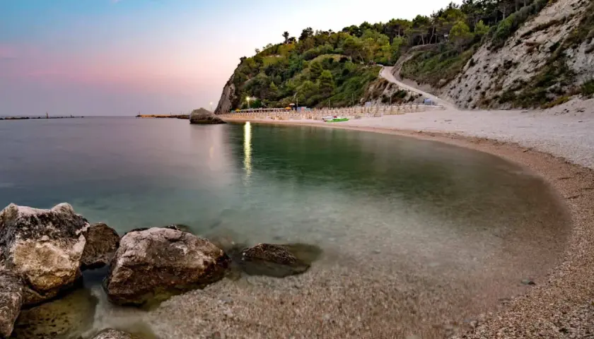 Spiaggia delle Marche al tramonto, un luogo incantevole dove andare per rilassarsi.