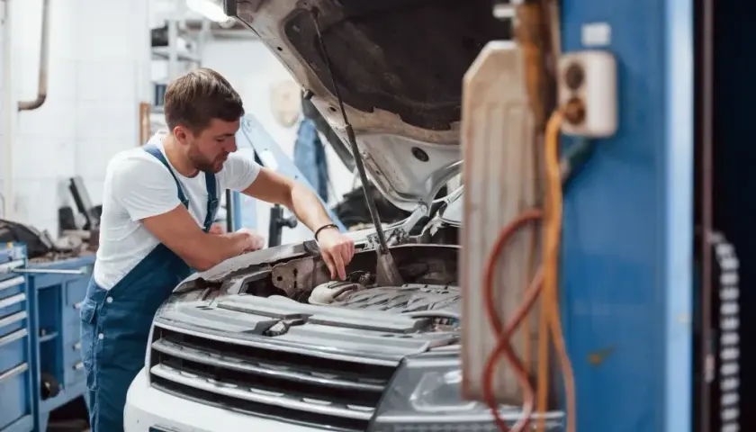 Ile zarabia mechanik z własnym warsztatem? Poznaj fakty i wyzwania