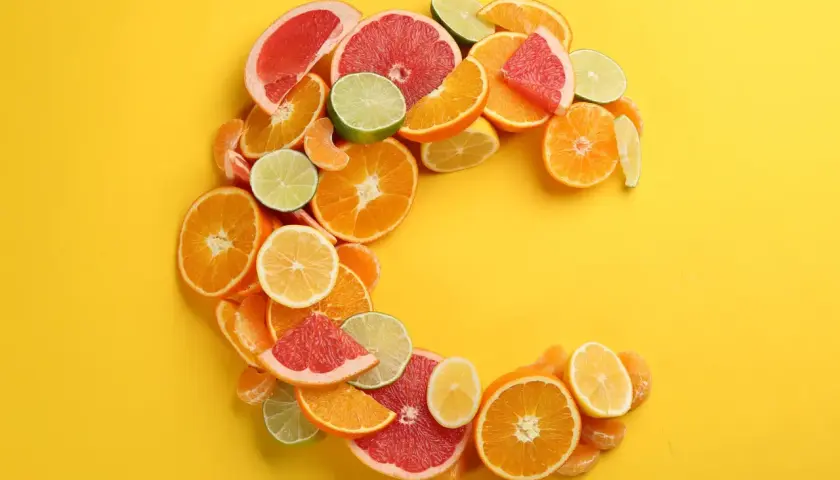 Kształt litery C z cytrusów: pomarańcze, grejpfruty, limonki, cytryny. Pomyśl, z czym nie łączyć witaminy C, by w pełni czerpać z jej mocy.