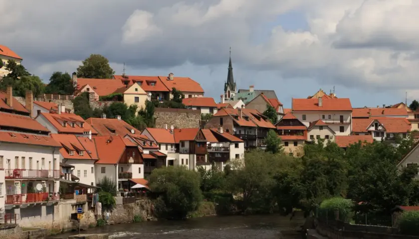 Malownicze miasteczko z czerwonymi dachami nad rzeką, idealne na wycieczki objazdowe z Krakowa.