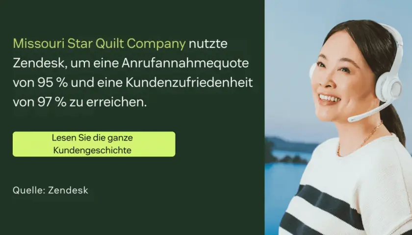 Eine Kundin mit Headset lächelt. Missouri Star Quilt Company erreichte mit Zendesk eine Anrufannahmequote von 95%. Das IVR-System hilft, Kundenanfragen effizient zu bearbeiten.