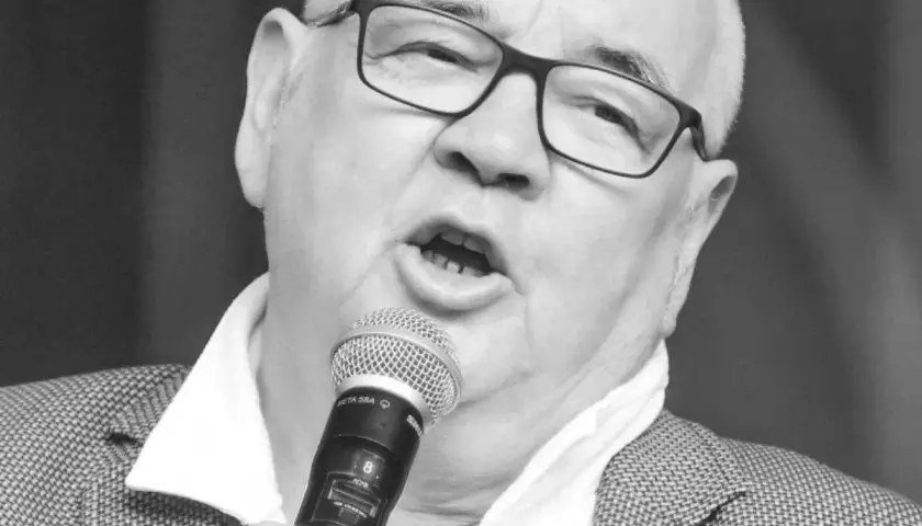 Stanisław Soyka śpiewa, trzymając mikrofon. Jego przeboje, ułożone alfabetycznie, brzmią jak zawsze wspaniale.
