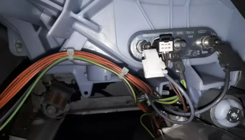 Wiązka przewodów pralki z wtyczkami. Czy pralka ma bezpiecznik? To pytanie nurtuje wielu, ale tutaj widzimy tylko połączenia elektryczne.